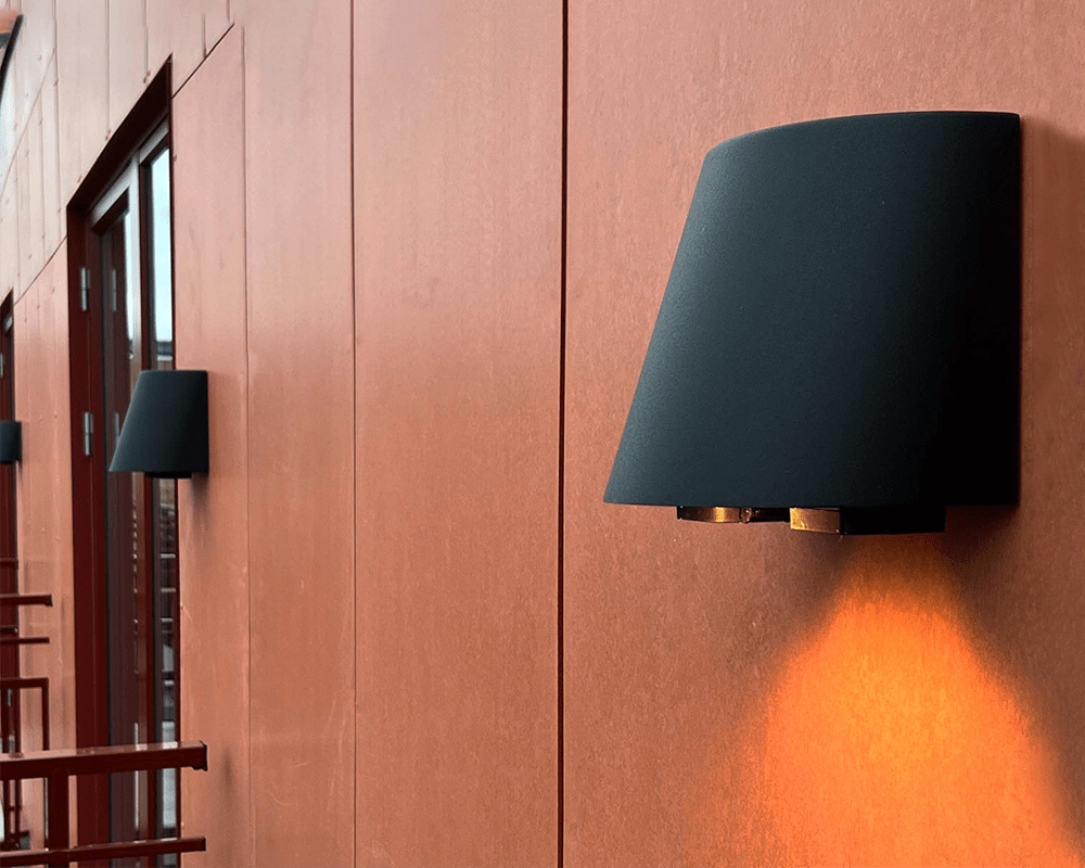 Mini m. uttag Schwarz außenlampe Von Westal - Die Rückseite ist mit zwei Ein- und Ausgängen und einem 4-poligen Schnellanschlussklemmenblock ausgestattet.