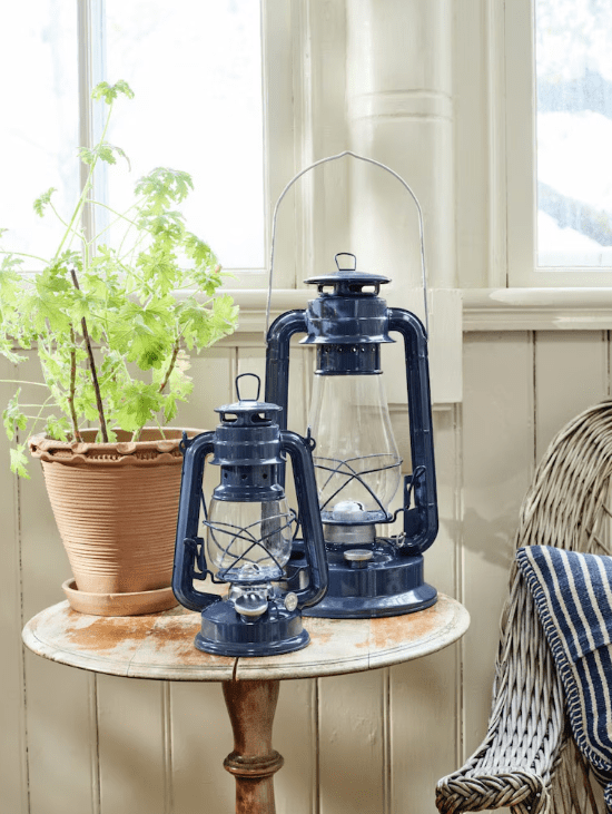 Storm Lantern big Blau Von Strömshaga - Eine Laterne im klassischen Design, die perfekt ins Bootshaus, auf die H&uuml;tte oder an den Strand passt und f&uuml;r maximale Gem&uuml;tlichkeit sorgt.