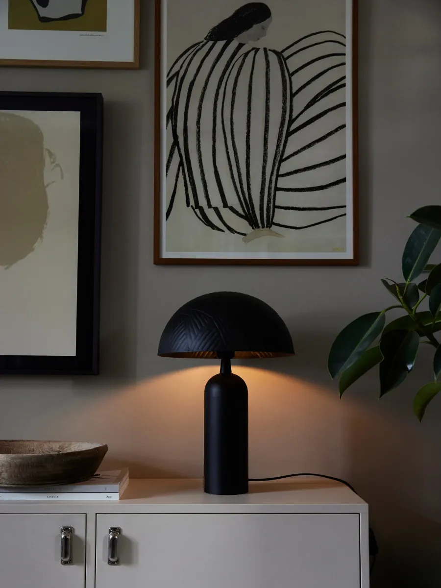 Carter 45cm Schwarz tischlampe Von PR Home - Carter besteht aus Metall in mattschwarzer Ausführung, der Schirm hat einen Durchmesser von 31 cm und ist mit einem dekorativen Hammerschlagmuster versehen.