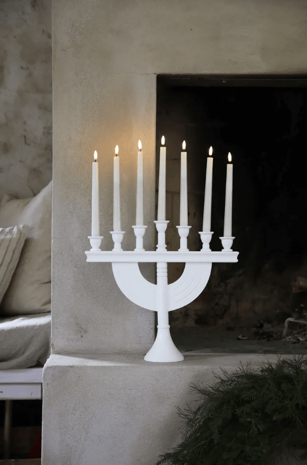 Torpa 7L Weiß Von Markslöjd - Dank Timer (2, 4, 6 oder 8 Stunden) und kabellosem Design ist der Kerzenst&auml;nder flexibel in Ihrem Zuhause zu platzieren.