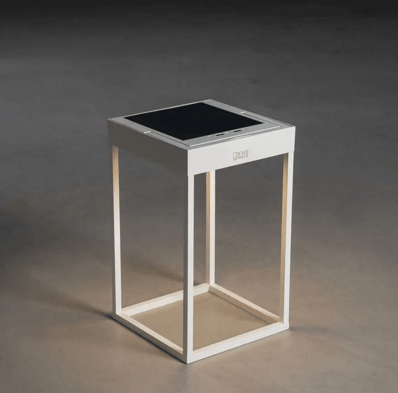 Portofino 30cm Weiß solarleuchte Von Konstsmide - Die Lampe wird mit dem Solarpanel in 20h oder mit dem mitgelieferten USB-C-Kabel in 6h aufgeladen.