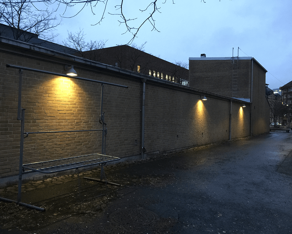 Ark Mini Weiß außenlampe Von Westal - Die Ark Mini-Wandleuchte ist eine Wandleuchte mit blendfreiem Downlight aus verchromtem und pulverbeschichtetem Aluminium mit Blendschutz aus PET-G.