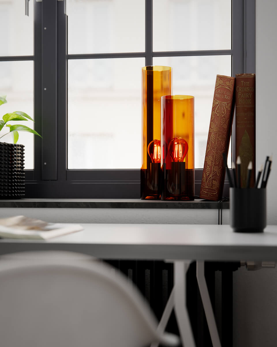 Flake 30cm Bernstein tischlampe Von By Rydéns - Mit ihrem eleganten zylinderf&ouml;rmigen Glas und der Verf&uuml;gbarkeit in trendigen Farben wie dunklem Bernstein und Gr&uuml;n ist Flake die perfekte Lampe, um Stil und Atmosph&auml;re in Ihr Zuhause zu bringen.