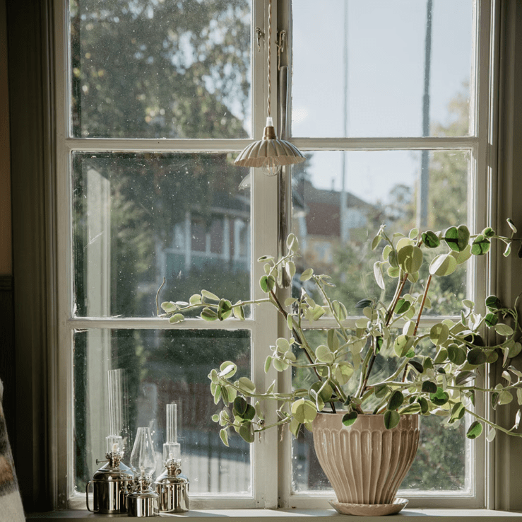 Ingrid Klein Ø16 Beige fensterlampe Von Strömshaga - Kleine beige Deckenleuchte aus Blech mit plissiertem Schirm und naturfarbenem gedrehtem Textilkabel.