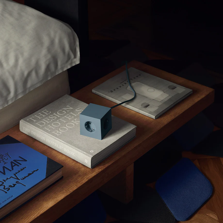 Square 1 with 30W Dual USBC & Magnetic base, 3m Blau Von Avolt - Steckdosenleiste von Avolt im stylischen Design mit langem PVC-Kabel, einem W&uuml;rfel aus recyceltem Kunststoff und einer Magnetplatte an der Unterseite zum Aufh&auml;ngen an der Wand.