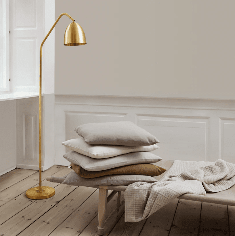 Soft Mattes Messing stehlampe Von H. Skjalm P - Es passt auch perfekt in den Flur oder das Büro und sorgt für schönes, nach unten gerichtetes Licht und eine gemütliche Atmosphäre.