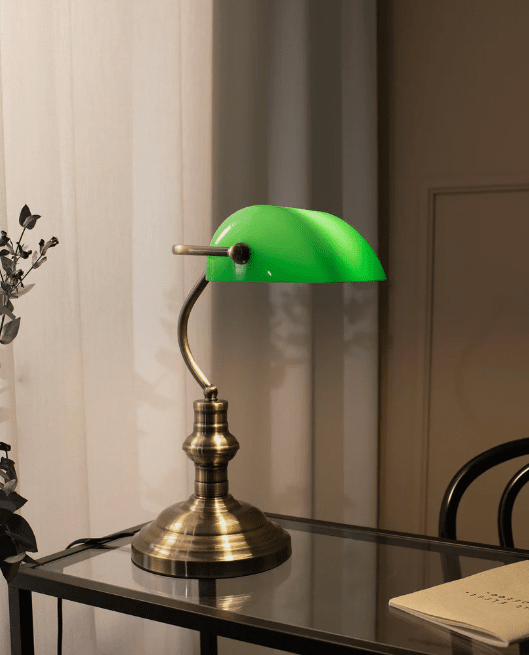 Bankers 42cm Antikes Messing schreibtischlampe Von Markslöjd - Die Schreibtischlampe Bankers sieht aus, als k&auml;me sie aus einer klassischen Bibliothek und macht sich beispielsweise in einem Arbeitszimmer gro&szlig;artig.