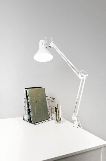 Venla Weiß klemmlampe Von Airam - Klassische und zeitlose Schreibtischlampe und Innenbeleuchtung.