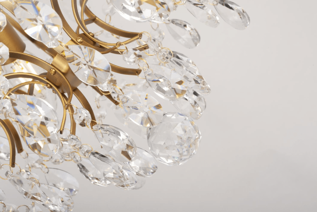 Kate Ø35 Gebürstetes Messing kristall Von Norrsken Design - Der Kate-Kristallleuchter aus gebürstetem Messing ist eine elegante und luxuriöse Leuchte, die Ihren Raum in eine Oase des Glamours verwandelt.