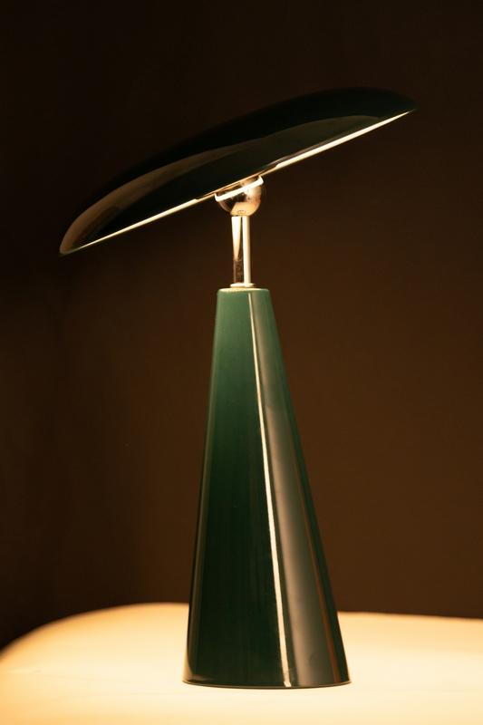 Audrey 33cm Dunkelgrün tragbare Von Eja - Die integrierte LED-Beleuchtung sorgt für ein angenehmes Licht, und die Lampe ist dimmbar, um die gewünschte Atmosphäre im Raum zu schaffen.