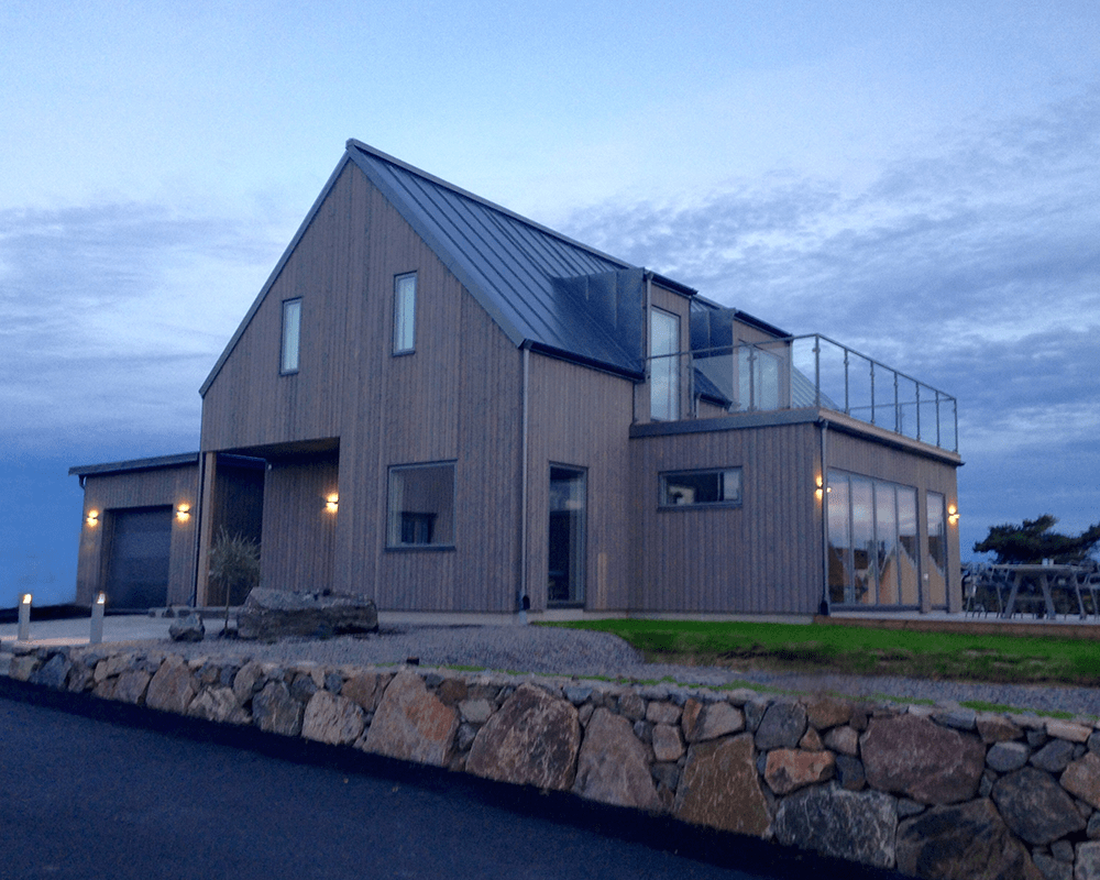 Illusion Reko Schwarz außenlampe Von Westal - Illusion Reko ist eine Wandleuchte mit Auf- und Ablicht, aus eloxiertem Aluminium und schwarz pulverbeschichtet.