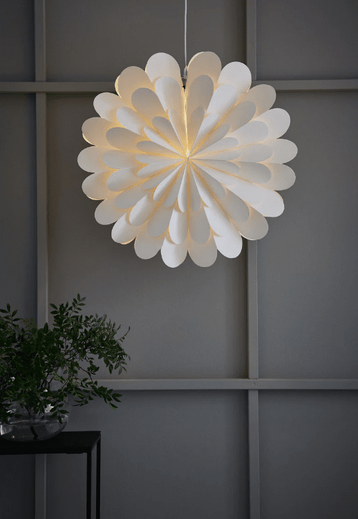 Maravilla Ø60 Weiß Von Markslöjd - Das Design ist schlicht und stilvoll, ohne goldene Details, und stellt somit eine hervorragende Erg&auml;nzung zur beliebten Marigold-Serie dar, allerdings mit einem reduzierteren Ausdruck.