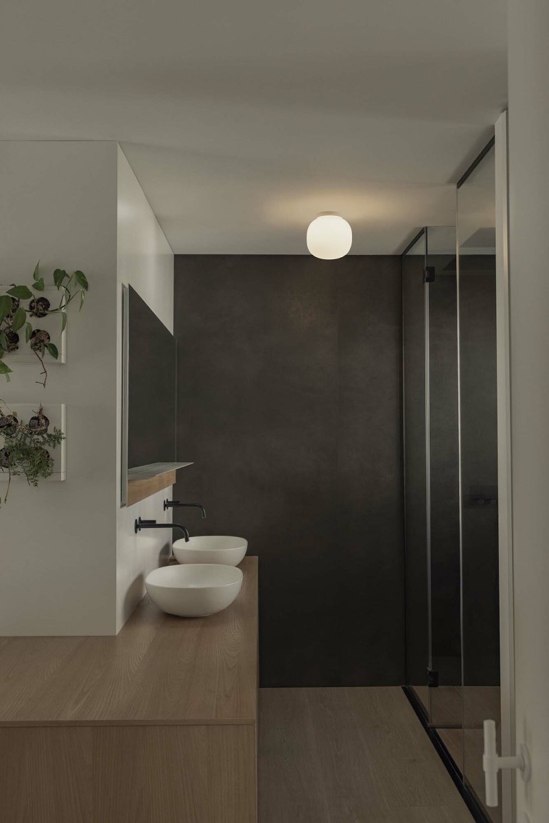 Amelia Ø22 Weiß badezimmerlampe Von Faro Barcelona - Der abgerundete Diffusor sorgt f&uuml;r eine gro&szlig;z&uuml;gige Lichtverteilung ohne Blendung und macht die Leuchte ideal f&uuml;r die stimmungsvolle Allgemeinbeleuchtung in Wohnr&auml;umen und &ouml;ffentlichen Bereichen.