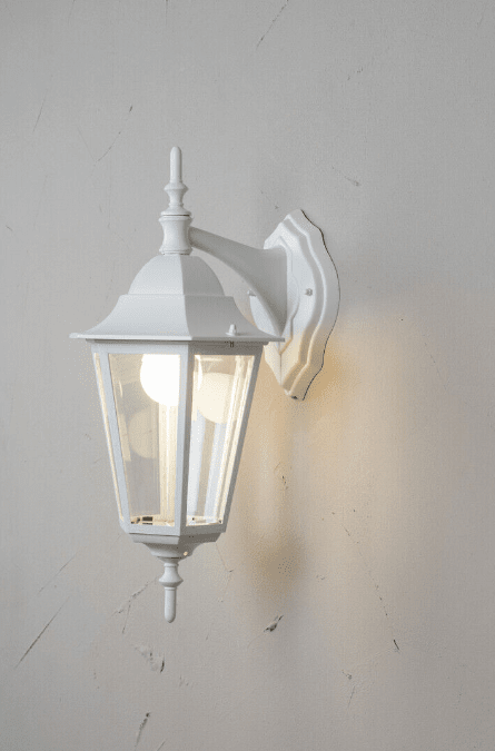 Kartano Weiß außenlampe Von Airam - Die Wandleuchte Kartano Down passt in eine traditionelle kleine Hausumgebung.