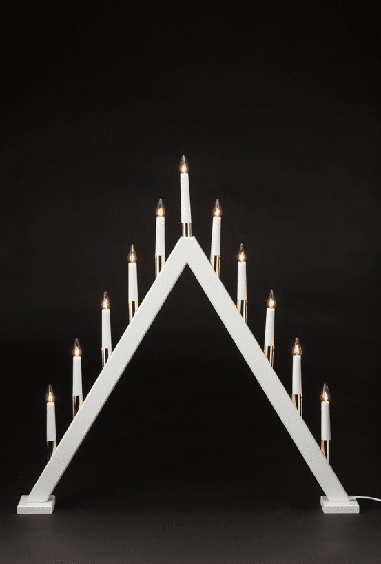 Hilda 11 Weiß Von Pixie Design - Der 11-armige Kerzenst&auml;nder Hilda in Wei&szlig; mit goldenen Details ist eine elegante und klassische Tischdekoration, die die Weihnachtsstimmung in Ihrem Zuhause verst&auml;rkt.