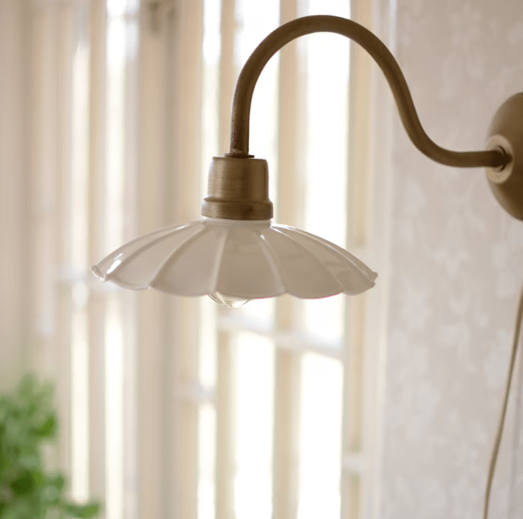 Gustav Ø20 Weiß/Antikmessing wandlampe Von Strömshaga - Gustav ist eine elegante Wandleuchte mit klassischem Flair und dekorativen Details.
