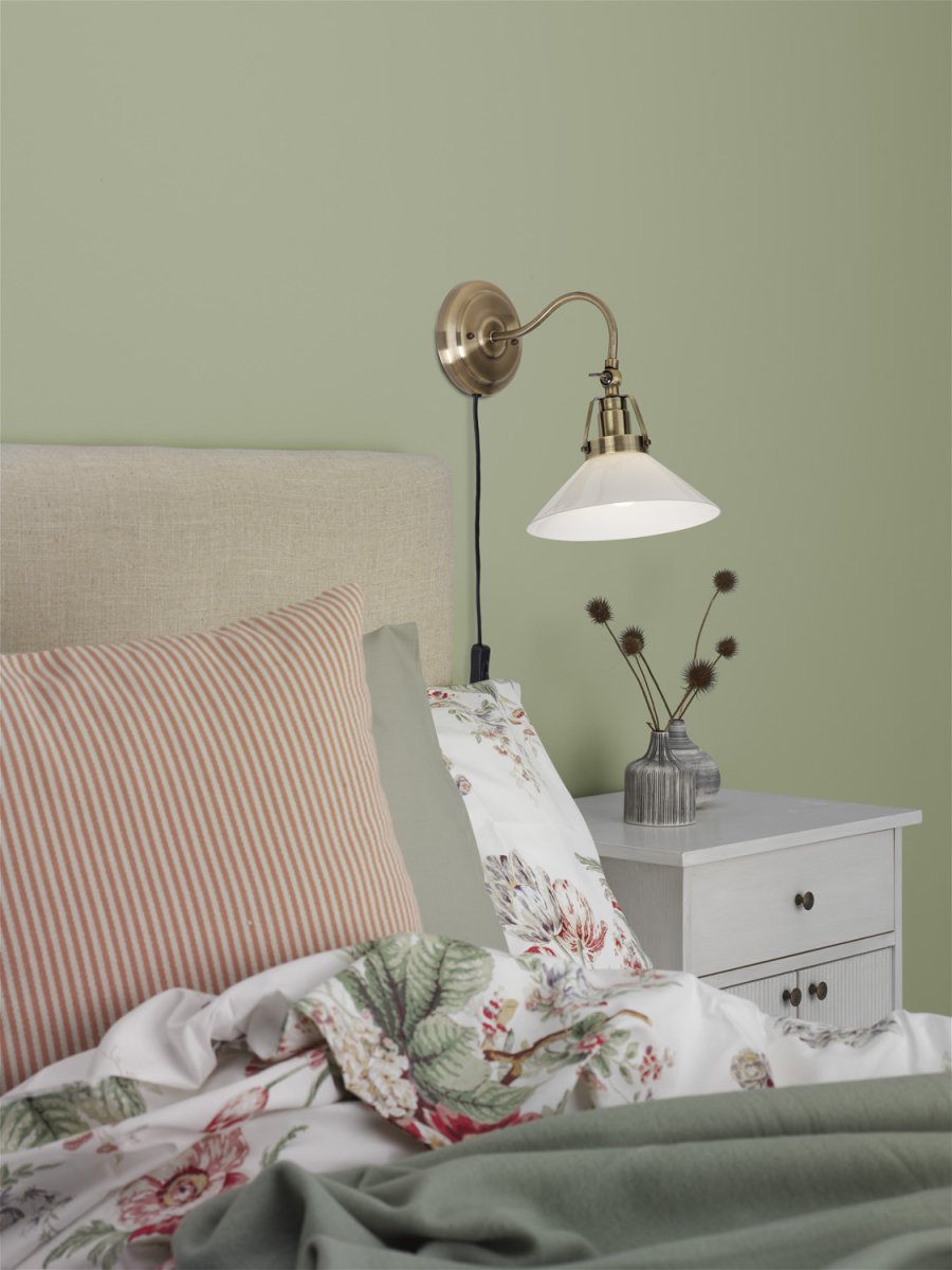 Schusterlampe Ø20 Antikes Messing wandlampe Von Cottex - Das schwarze Kabel ist mit einem Netzschalter und einem Stecker für eine einfache Installation ausgestattet.