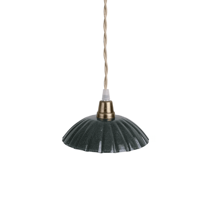 Ingrid Klein Ø16 Dunkelgrün fensterlampe Von Strömshaga - Dunkelgrüne kleine Deckenlampe aus Blech mit plissiertem Schirm und naturfarbenem gedrehtem Textilkabel.
