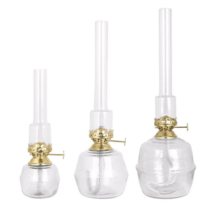 Kerosene Lamp Majken Small Transparent Von Strömshaga - Kleine Petroleumlampe aus klarem Glas mit Brennerrohren aus klarem Glas und Brenner aus Messing.