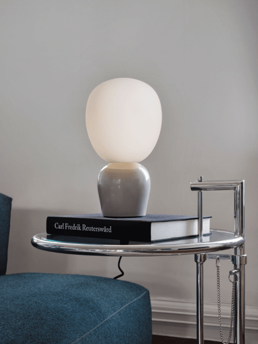 Buddy 34cm Greige tischlampe Von Belid - Mit ihrem gleichm&auml;&szlig;igen Licht und dem raffinierten Design f&uuml;gt sich Buddy harmonisch in jedes Zuhause ein &ndash; ein Begleiter, der &uuml;ber Generationen hinweg Licht und Charakter verbreitet.