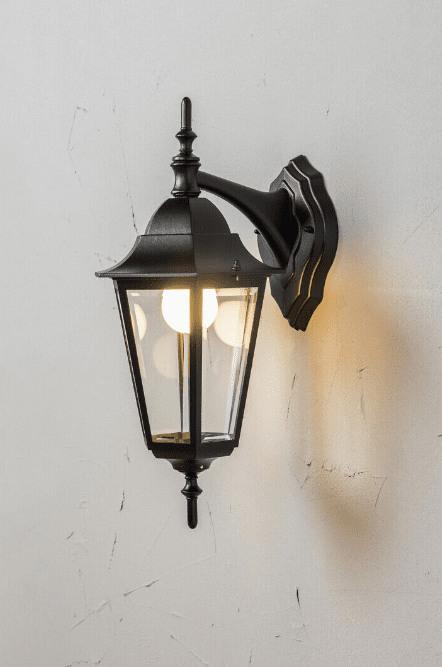 Kartano Schwarz außenlampe Von Airam - Die Wandleuchte Kartano Down passt in eine traditionelle kleine Hausumgebung.