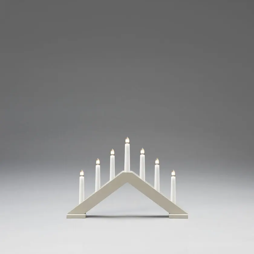 Candelabra 7 Lights Mattbeige Von Konstsmide - Dieser Kerzenhalter eignet sich perfekt f&uuml;r die Fensterbank oder den Tisch und passt gleicherma&szlig;en gut in moderne und traditionelle Inneneinrichtungen.