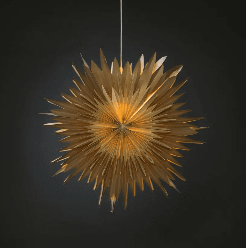 Papierstern Ø80 Braun Von Konstsmide - Mit seinem stilvollen Design und dem sanften Licht verbreitet es eine ruhige und heimelige Weihnachtsstimmung.