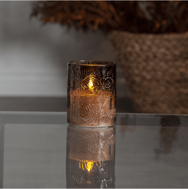LED Kerze Flamme Leaf Braun Von Star Trading - Flamme Leaf ist eine batteriebetriebene Glaslaterne aus braunem Glas mit einem Blattmuster im Relief um eine weiße Wachskerze.