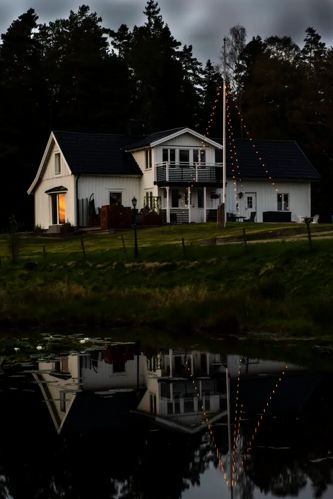 Flaggenmast-Beleuchtung amber 6m Schwarz Von Konstsmide - Eine elegante Lichtinstallation, die im Garten oder auf der Terrasse für eine gemütliche Weihnachtsstimmung sorgt.