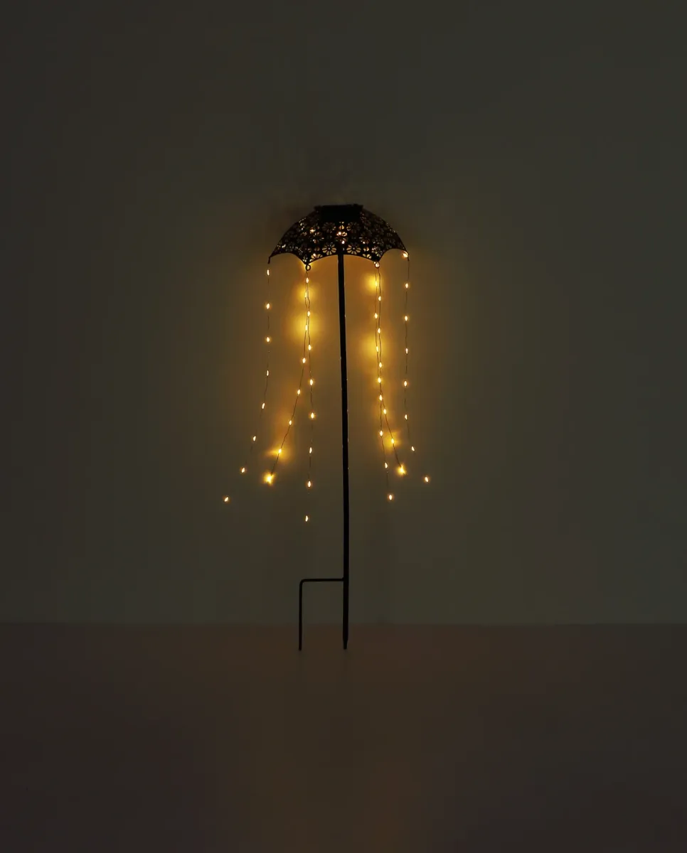 Umbrella Schwarz solarleuchte Von Globo Lighting - Skapa en magisk st&auml;mning i tr&auml;dg&aring;rden med Umbrella, en unik solcellsbelysning med vackert utskuret m&ouml;nster och h&auml;ngande ljusslingor.