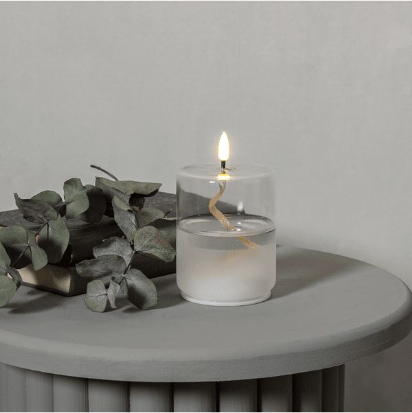 Laterne Flamme Float Transparent Von Star Trading - Flamme Float ist eine Kerze mit einem Glasbeh&auml;lter mit transparentem Wachs im Inneren, der das Gef&uuml;hl einer &Ouml;lkerze vermittelt, bei der der Docht schwimmt.