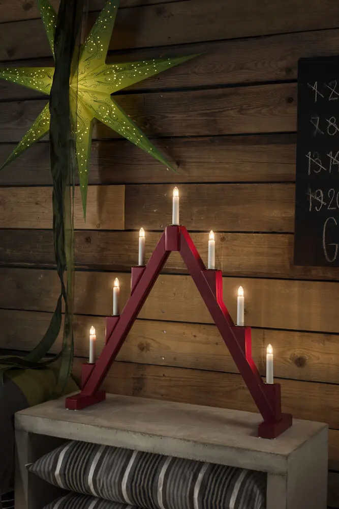 Candelabra 7 Lights ROT Von Konstsmide - Faltbarer elektrischer Kerzenst&auml;nder mit 7 Kerzen, aus rot lackiertem Holz, verziert mit Messingringen um jede Kerze f&uuml;r eine elegante Note.