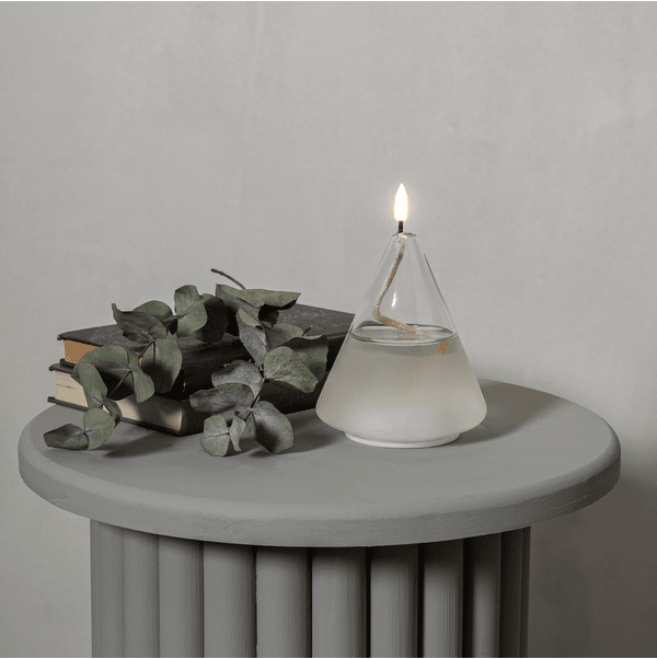 Laterne Flamme Float Transparent Von Star Trading - Flamme Float ist eine Kerze mit einem kegelförmigen Glasbehälter mit transparentem Wachs im Inneren, der das Gefühl einer Ölkerze vermittelt, bei der der Docht schwimmt.