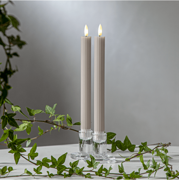 LED Stabkerze Flamme Stripe Beige Von Star Trading - Die Kerzen haben eine sehr nat&uuml;rliche Flamme, die in einem warmwei&szlig;en Schein leuchtet.