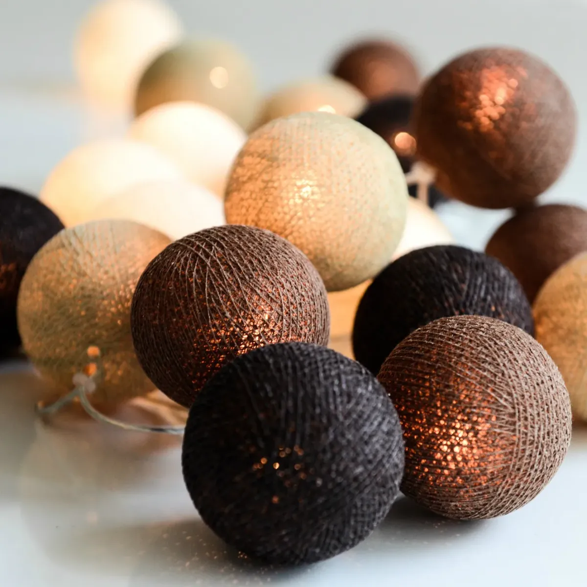 Irislights Brownie 20-lights Braun Von Irislights - Die Lichterkette besteht aus handgefertigten Kugeln aus Baumwolle und Polyester in verschiedenen Braunt&ouml;nen, die beim Leuchten ein sch&ouml;nes Licht verbreiten.