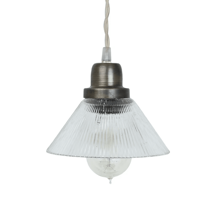 Gunilla Klein Ø16 Transparent fensterlampe Von Strömshaga - Die Lampe hat keine Verbindung zur Wand oder zur Decke, Sie können also selbst entscheiden, womit Sie sie verbinden möchten.