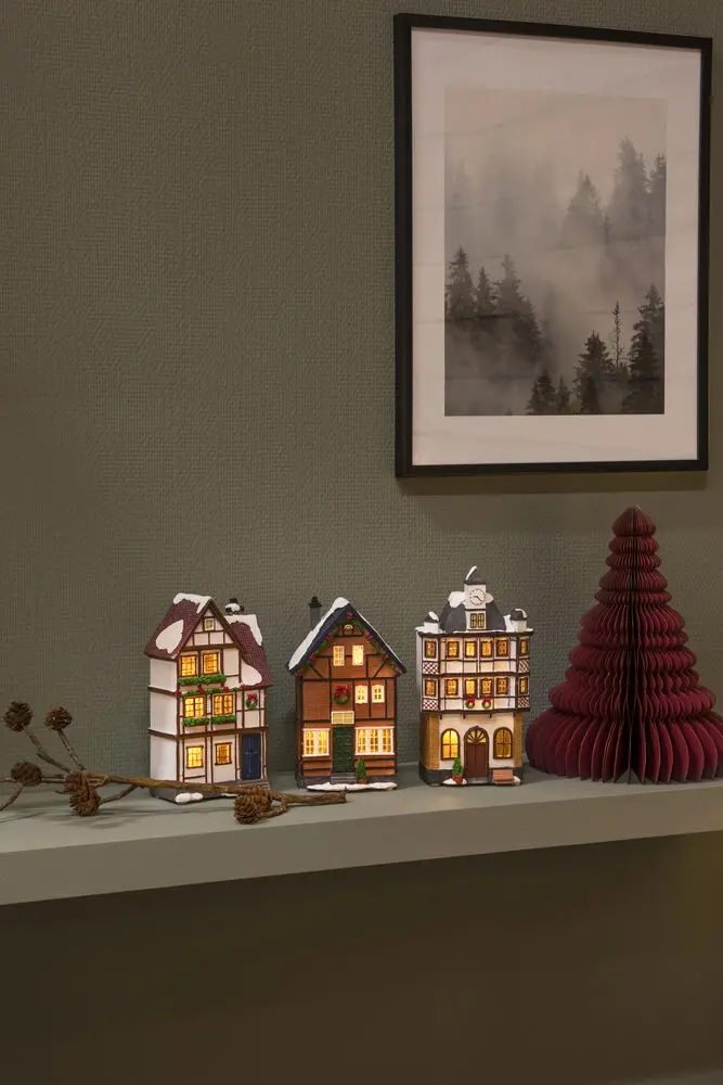 3 Kleine Häuser Braun Von Konstsmide - Transformator mit 1,8 m langem schwarzem USB-Kabel und Stecker im Lieferumfang enthalten.