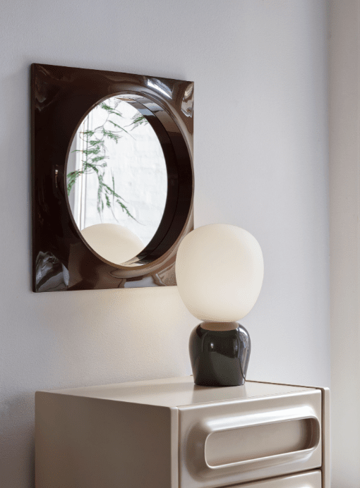 Buddy 34cm Grün tischlampe Von Belid - Mit ihrem gleichm&auml;&szlig;igen Licht und dem raffinierten Design f&uuml;gt sich Buddy harmonisch in jedes Zuhause ein &ndash; ein Begleiter, der Licht und Charakter &uuml;ber Generationen hinweg verbreitet.
