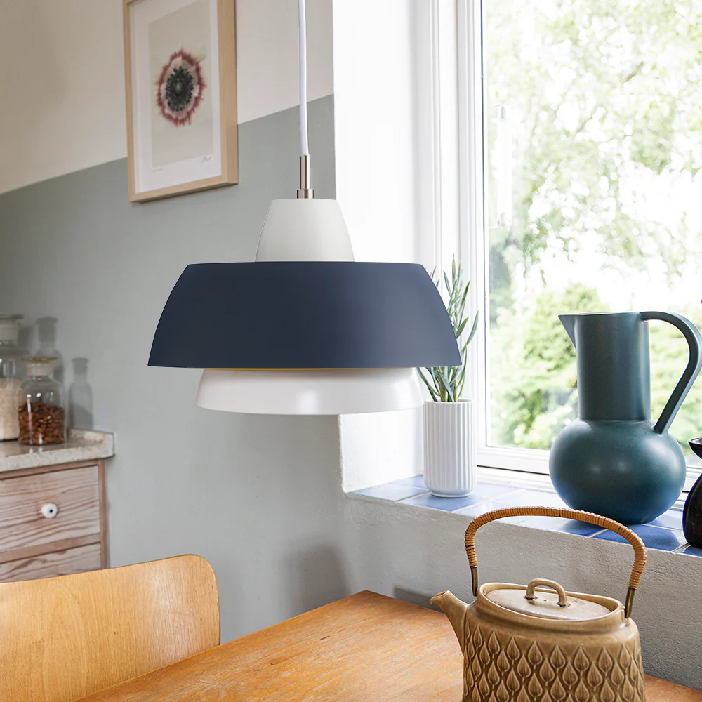 Trio Ø28 Dunkelgrau hängelampe Von Superliving - In sch&ouml;ner Kombination mit den drei Schirmen erhalten Sie mit der Trio-Pendelleuchte eine moderne Leuchte, die Sie &uuml;ber Ihrem Ess- oder K&uuml;chentisch einsetzen k&ouml;nnen.