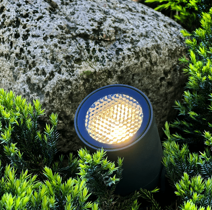 Luna Start Dunkelgrau Von Lightson - Det ing&aring;r en st&ouml;rre transformator f&ouml;r att kunna bygga ut ditt system i framtiden, en 5m grenkabel och 2st m&ouml;rkgr&aring; Luna markspottar.