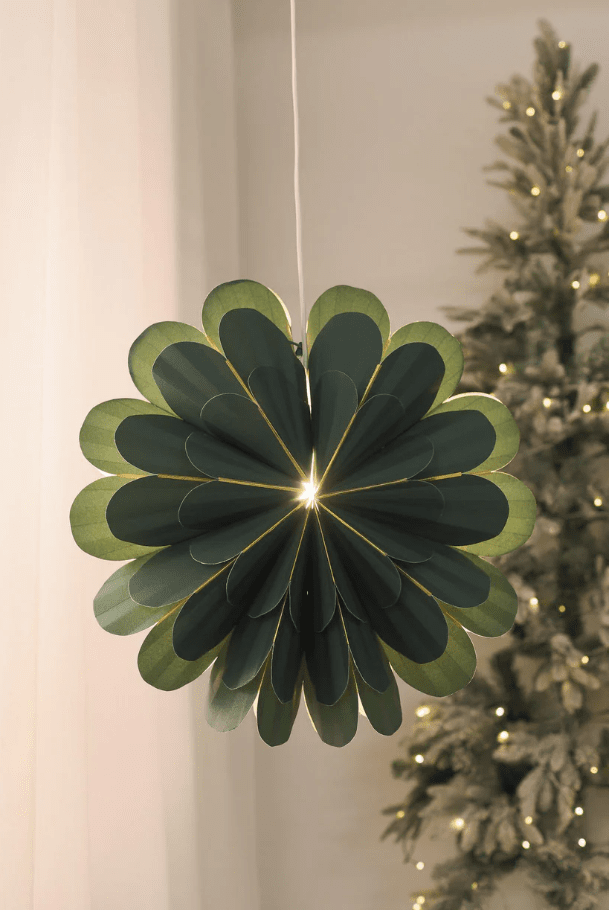 Marigold Ø45 Grün Von Markslöjd - Mit seinem sch&ouml;nen gr&uuml;nen Papierschirm vermittelt er ein weiches und modernes Gef&uuml;hl, das einen sch&ouml;nen Kontrast zu den traditionelleren Weihnachtssternen bildet.