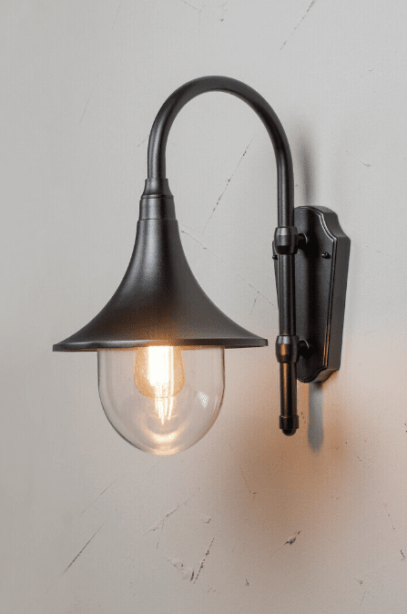 Kartano Trumpet Schwarz außenlampe Von Airam - Da das Leuchtmittel im Inneren der Leuchte gut sichtbar ist, hat die Wahl des Leuchtmittels (nicht im Lieferumfang enthalten) gro&szlig;e Bedeutung f&uuml;r die Stimmung und Wirkung der Beleuchtung.