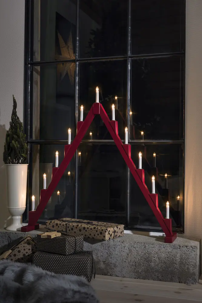 Candelabra 11 Lights ROT Von Konstsmide - Faltbarer elektrischer Kerzenst&auml;nder mit 11 Kerzen, aus rot lackiertem Holz, verziert mit Messingringen um jede Kerze f&uuml;r eine elegante Note.