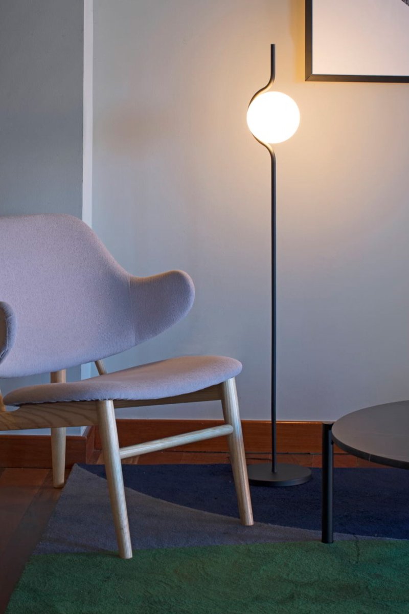 Le Vita Schwarz stehlampe Von Faro Barcelona - Dank der integrierten Touch-Technologie l&auml;sst sich die Leuchte mit nur einer Ber&uuml;hrung ein- und ausschalten.
