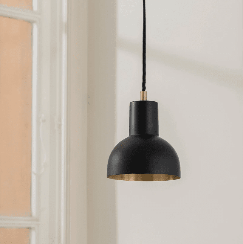 Mini Ø14 Schwarz hängelampe Von H. Skjalm P - Mini-Anhänger aus mattschwarzem Metall mit goldfarbener Innenseite und Messingdetails.