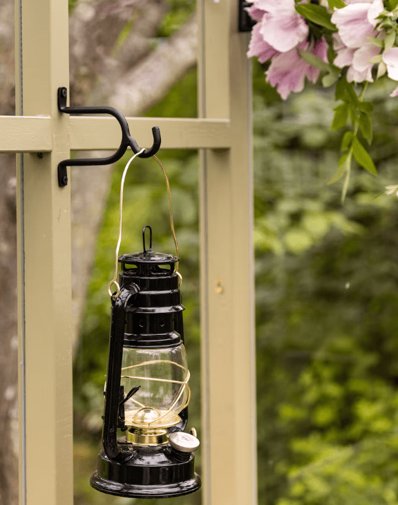 Storm Lantern small Schwarz Von Strömshaga - Kleine Sturmlaterne/Petroleumlampe in Schwarz mit Messingdetails.