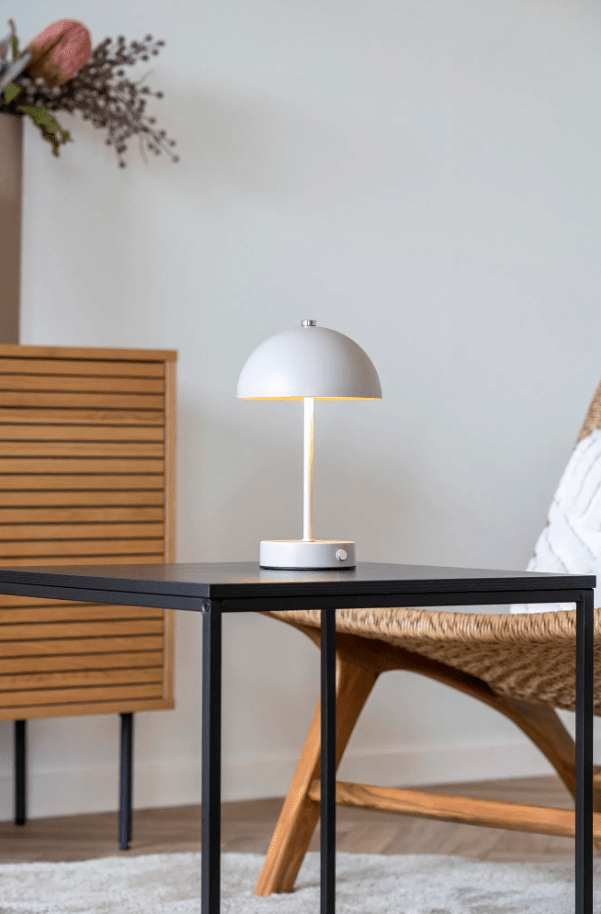 Holt LED 25cm Sand tragbare Von House of Nordic - De klassiska formen i s&auml;ndf&auml;rgad metall med silvriga detaljer bidrar med en harmonisk atmosf&auml;r till rummet.