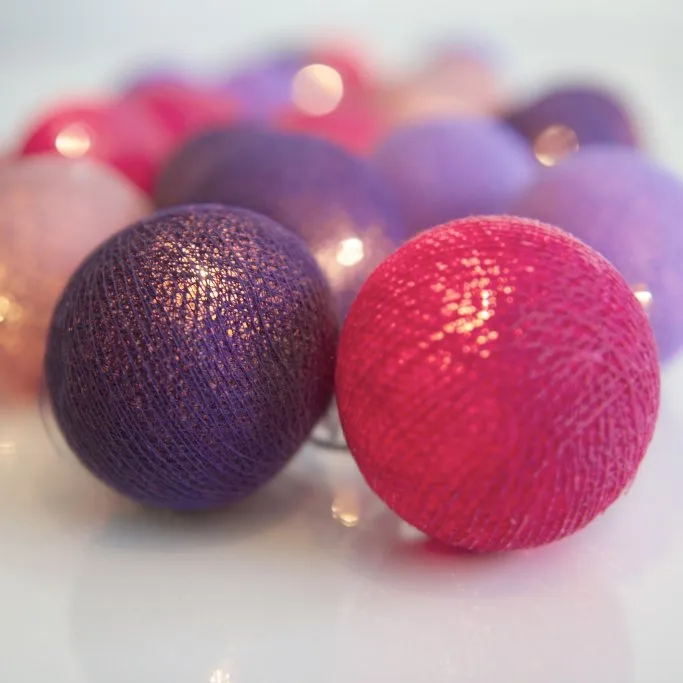 Irislights Vivid Violet 20-lights Lila Von Irislights - Die Kugeln strahlen ein sch&ouml;nes Licht ab, wenn die Lichterkette leuchtet, und k&ouml;nnen als witziges Detail in verschiedenen Umgebungen platziert oder aufgeh&auml;ngt werden!