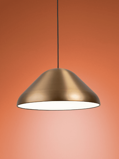 Enna Ø43 Messing hängelampe Von Airam - Die gro&szlig;e und abgerundete Pendelleuchte aus Metall mit Messing-Finish passt in viele Einrichtungsstile und als Esstischleuchte.