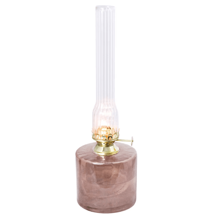 Kerosene lamp elvira big Rosa Von Strömshaga - Die Lampe besteht zu 50&ndash;60 % aus recyceltem Glas und passt zu Docht Artikelnummer 116210 und Brennern mit den Artikelnummern 139420G oder 121810G.